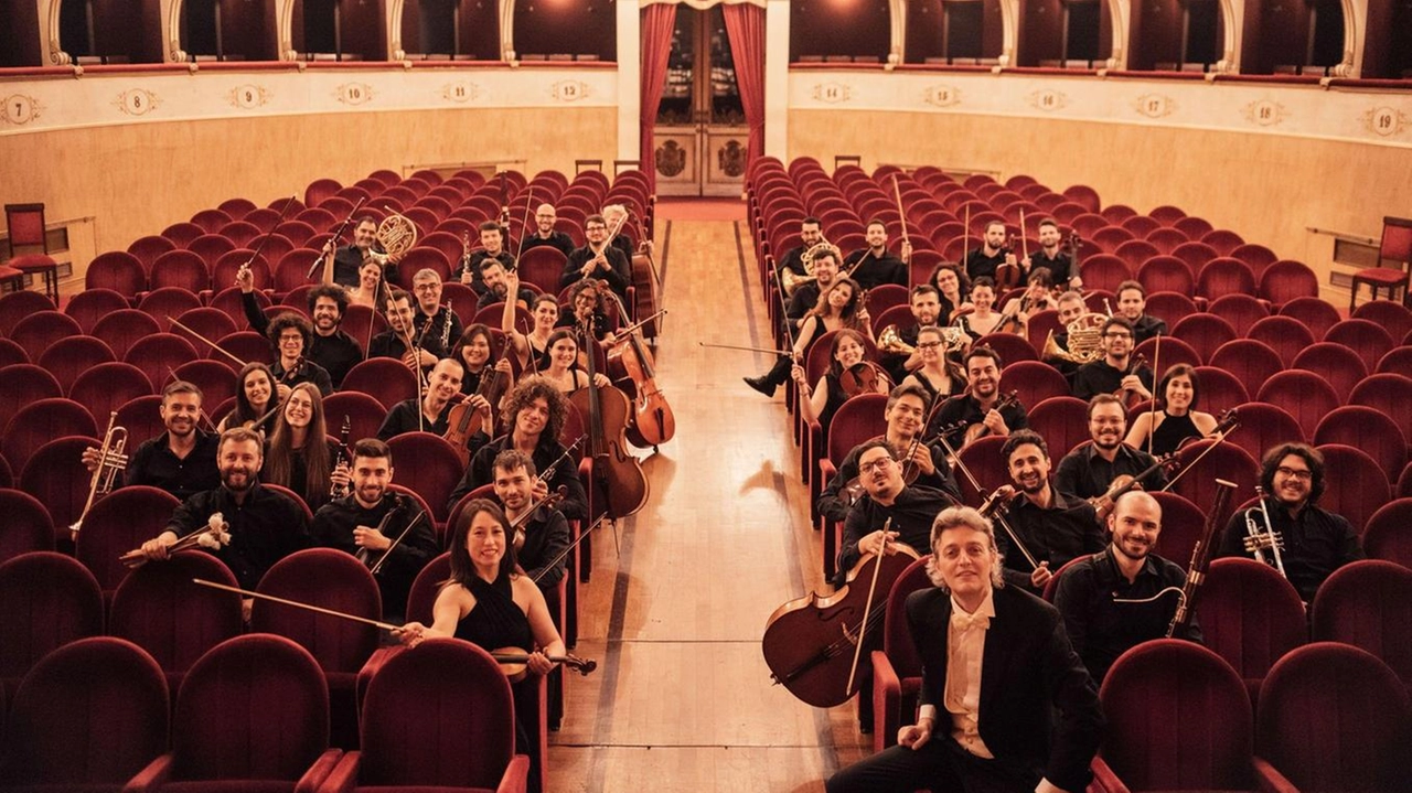 L’Orchestra Leonore nella platea del Teatro Manzoni