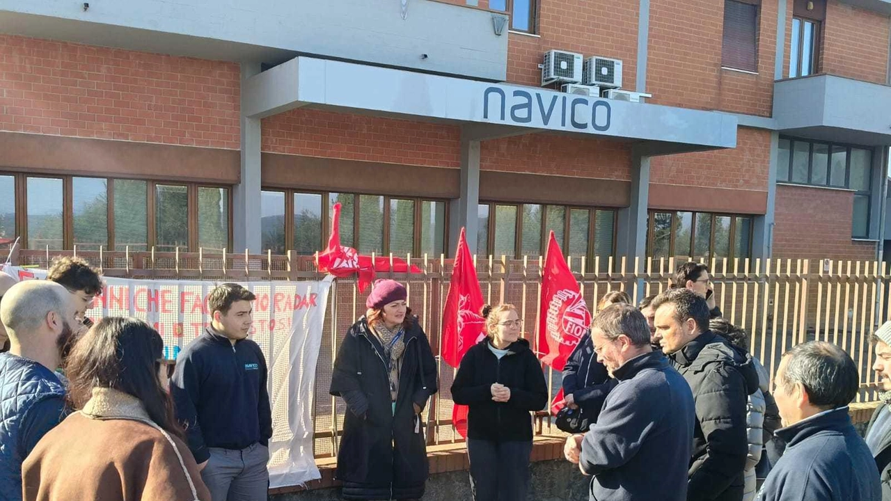 Un gruppo di lavoratori davanti alla sede della Navico durante un incontro per fare il punto della situazione dopo l’annuncio-choc