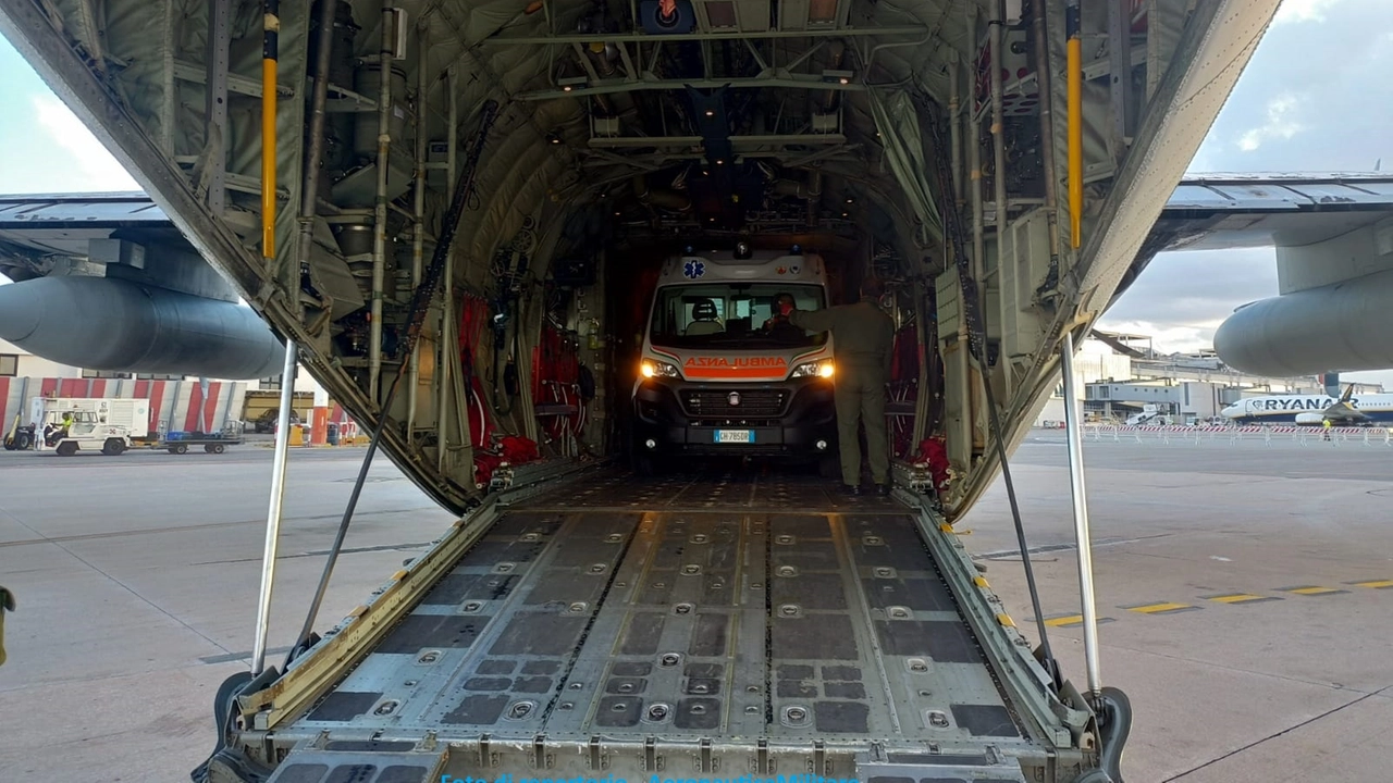 L'ambulanza imbarcata dentro il C-130J della 46esima Brigata Aerea dell'Aeronautica Militare