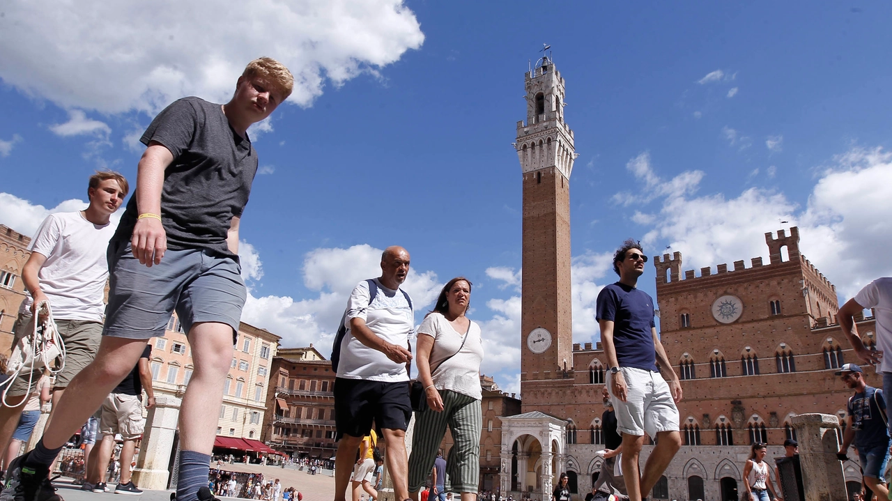 Turisti in centro a Siena (Foto Lazzeroni)