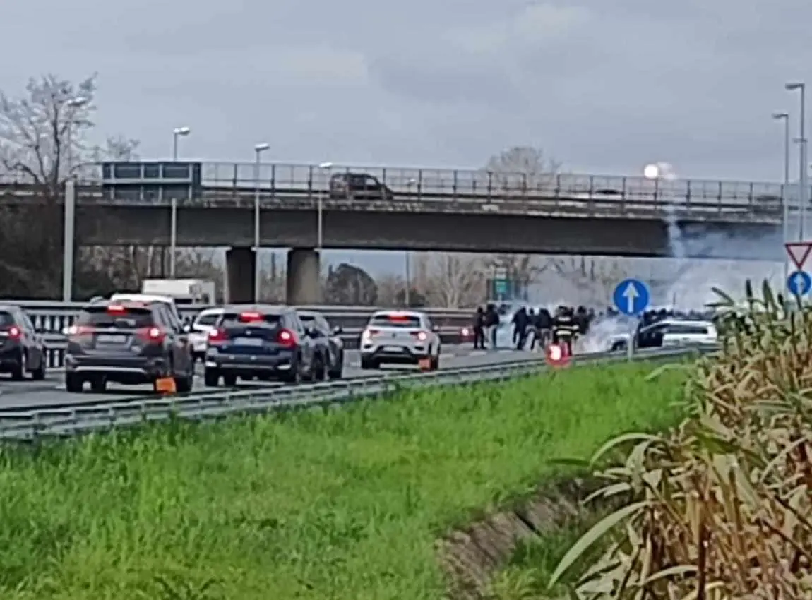 Guerriglia tra tifosi in autostrada. Il giovane ferito è in prognosi riservata