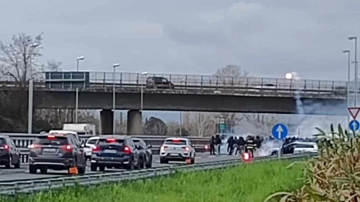 violenti tafferugli tra tifosi che domenica pomeriggio hanno messo a ferro e fuoco l’autostrada A12