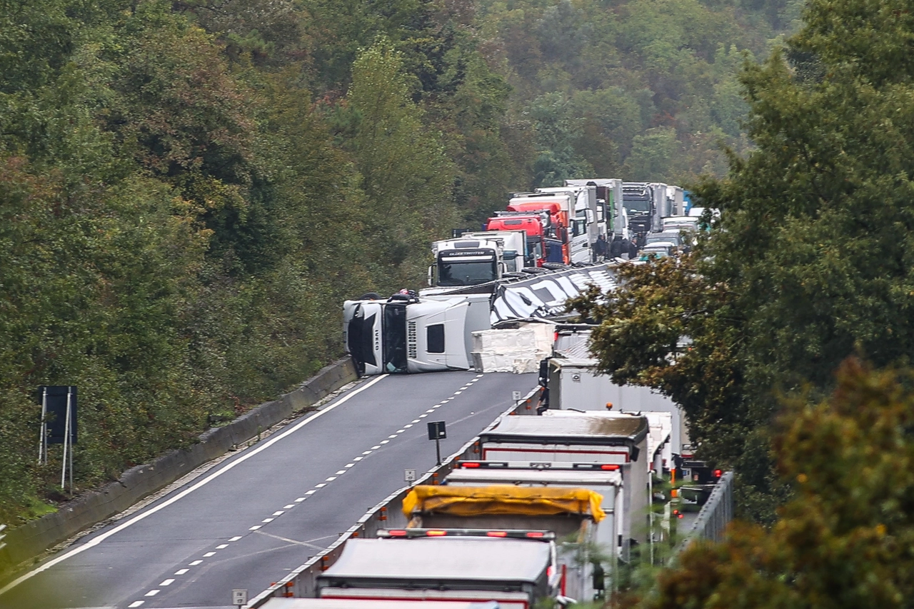 Il camion ribaltato in FiPiLi nel tratto tra Montelupo e Ginestra (Foto Gasperini/Fotocronache Germogli)