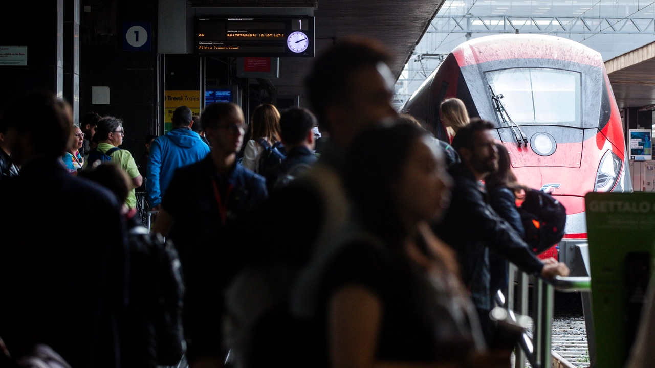 Treni: ritardi sulla linea dell'Alta Velocità. Passeggeri in attesa in stazione (foto repertorio)