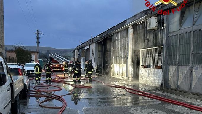 Monteroni, incendio nel capannone. A fuoco tre autocarri: crolla il tetto