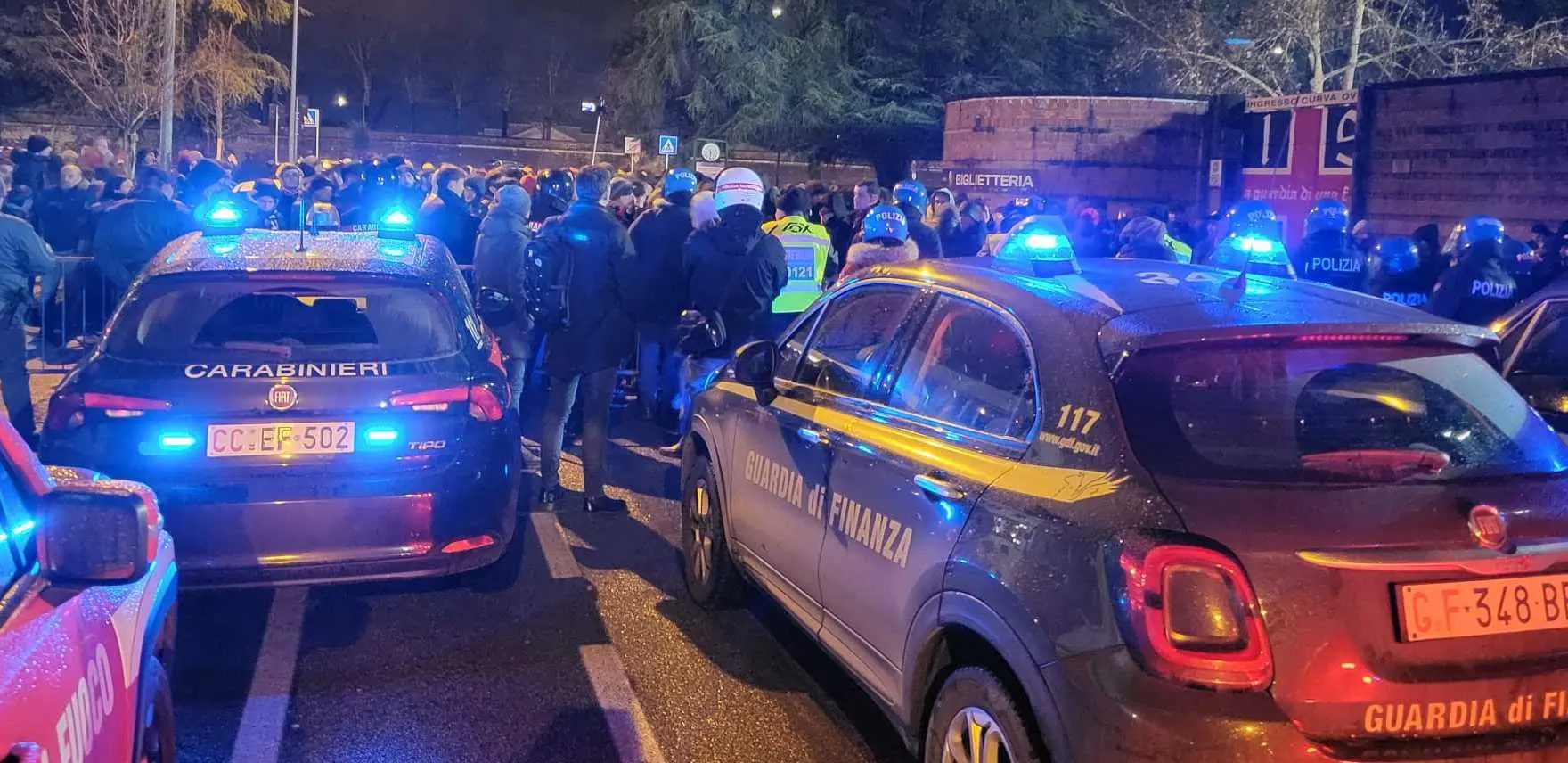 Minacce, schiaffi e una testata. Tifo violento: calciatore della Lucchese aggredito da tre ultras in un locale