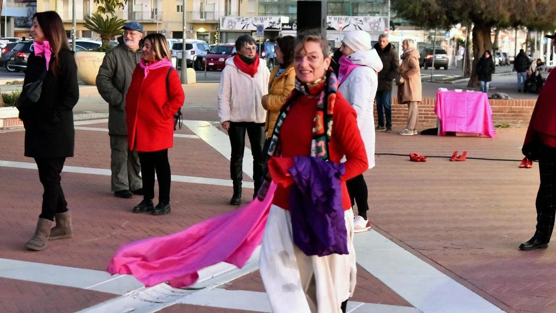 La Maremma si mobilita. Palloncini rossi, arte e pagnotte speciali di pane