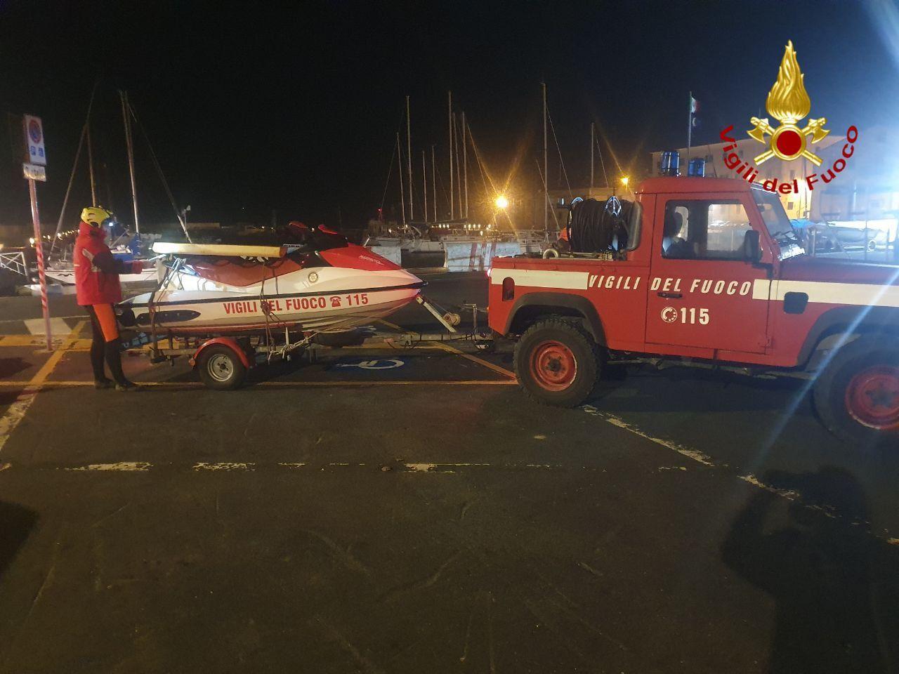 Arriva una segnalazione: “Una vela e una luce in mare”. Partono le ricerche sulla costa