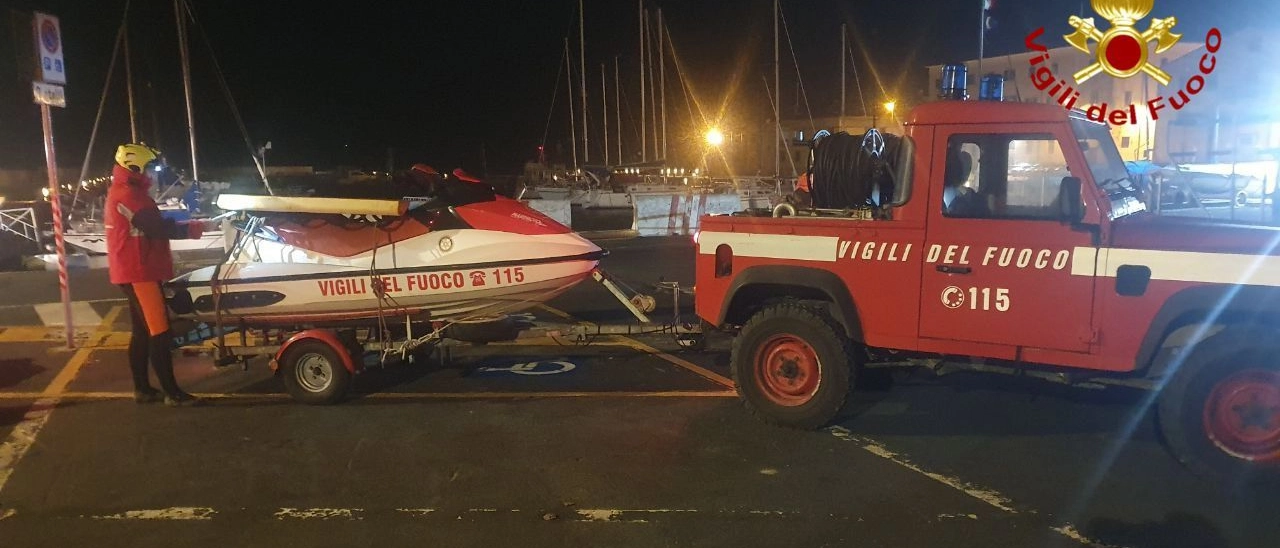 Arriva una segnalazione: “Una vela e una luce in mare”. Partono le ricerche sulla costa