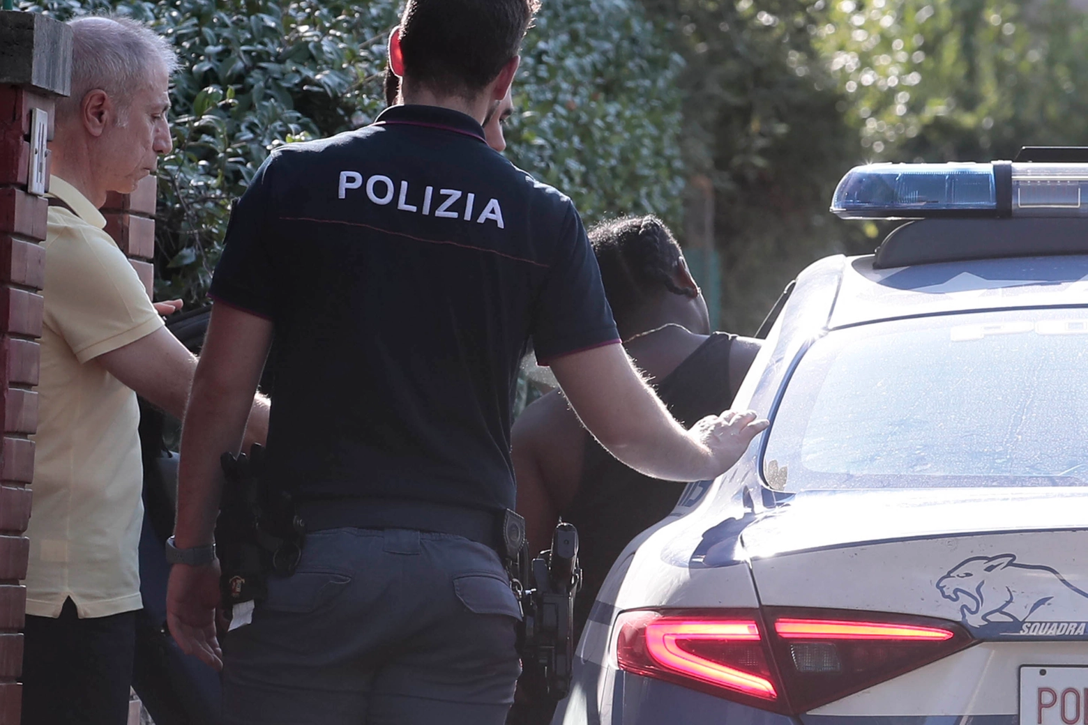 Il compagno della trentunenne trovata morta in casa viene portato in questura (Foto Lazzeroni)