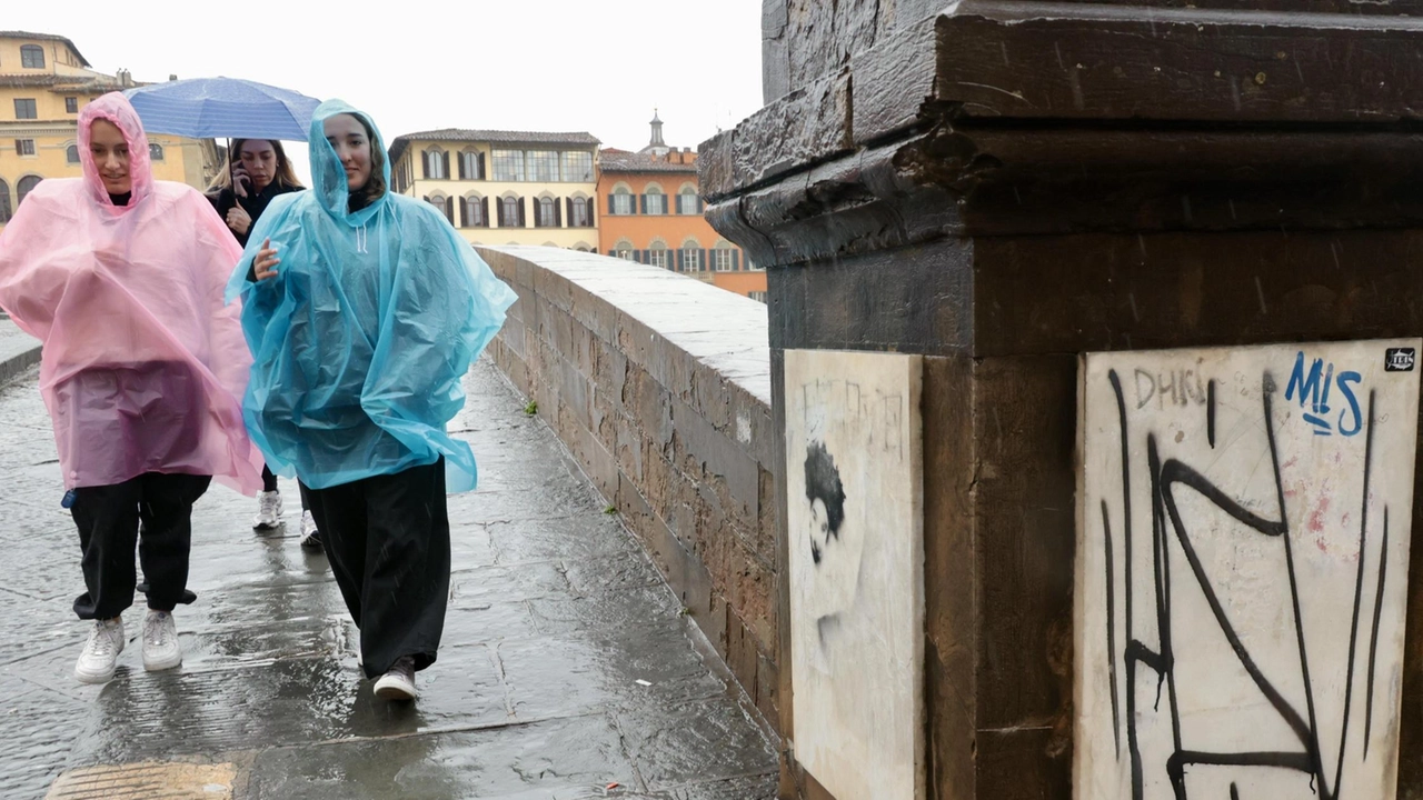 I basamenti di marmo del ponte Santa Trinita ricoperti di graffiti