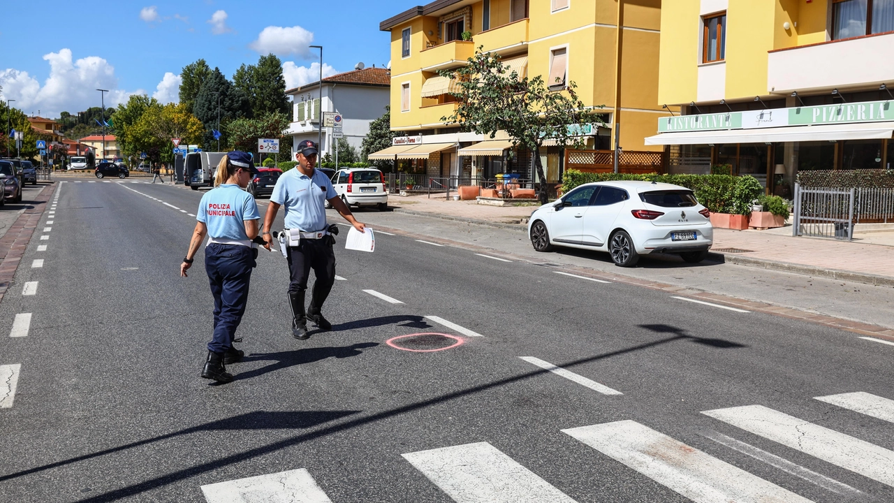 Gli agenti della Municipale mentre eseguono i rilievi (Gasperini/FotoGermogli)