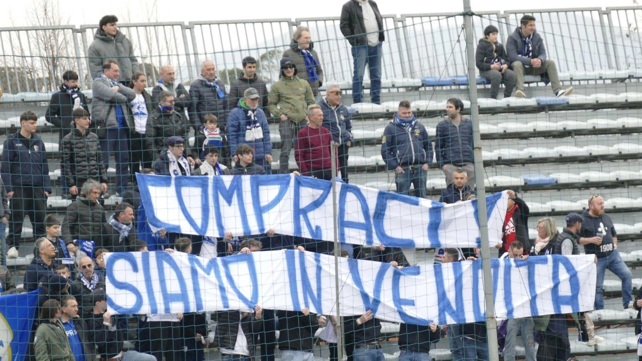 Lo striscione esposto domenica in Curva durante la partita tra Prato e Forlì. Nel primo tempo i lanieri erano già sotto di tre gol, contestato dagli spalti il presidente Stefano Commini