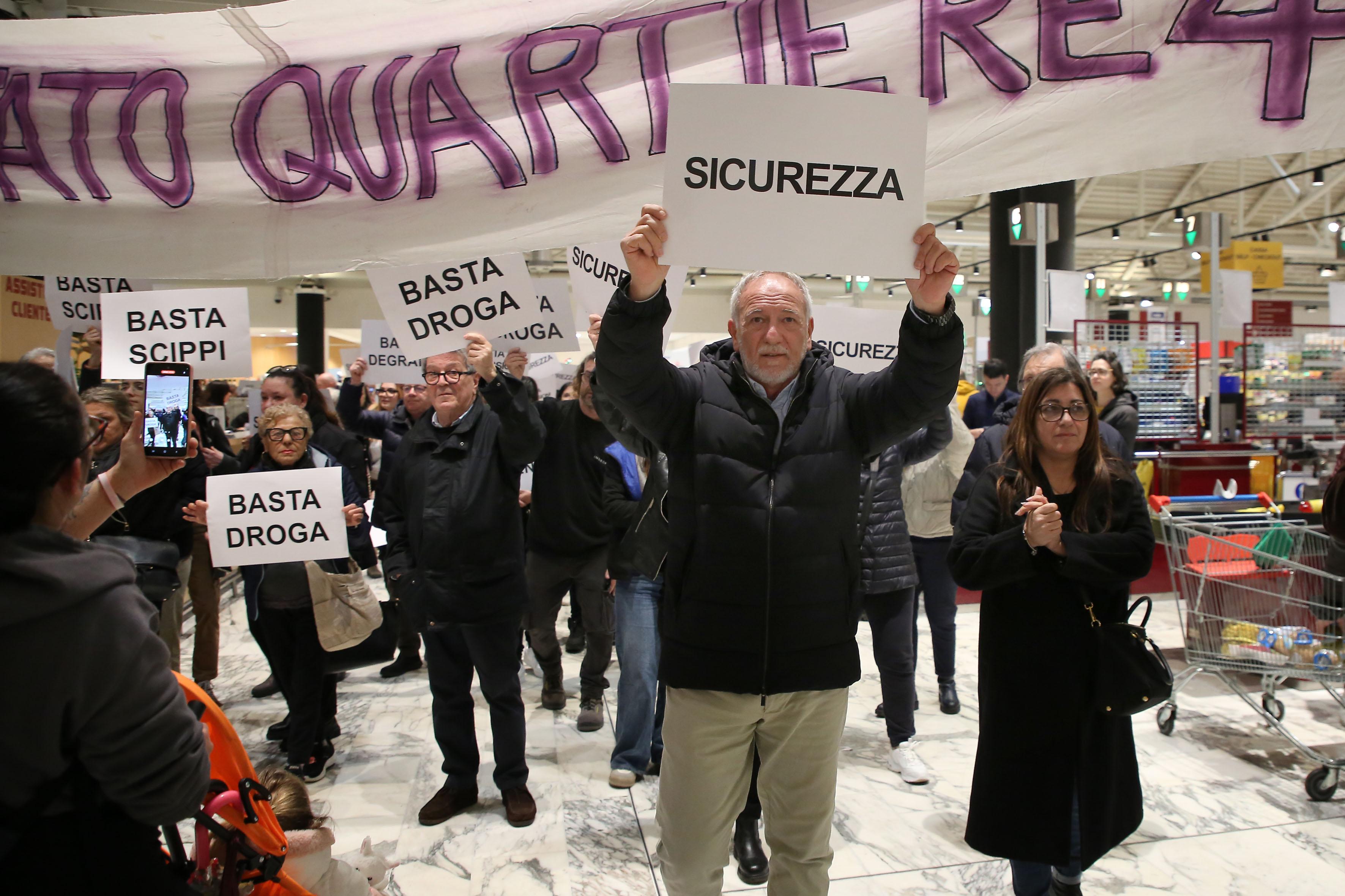 La protesta di Via Canova, in centinaia alla manifestazione: “Sicurezza subito”