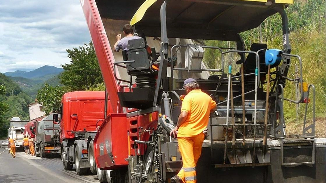 Macchine operatrici all’opera per l’asfalto in diverse zone di Montemurlo