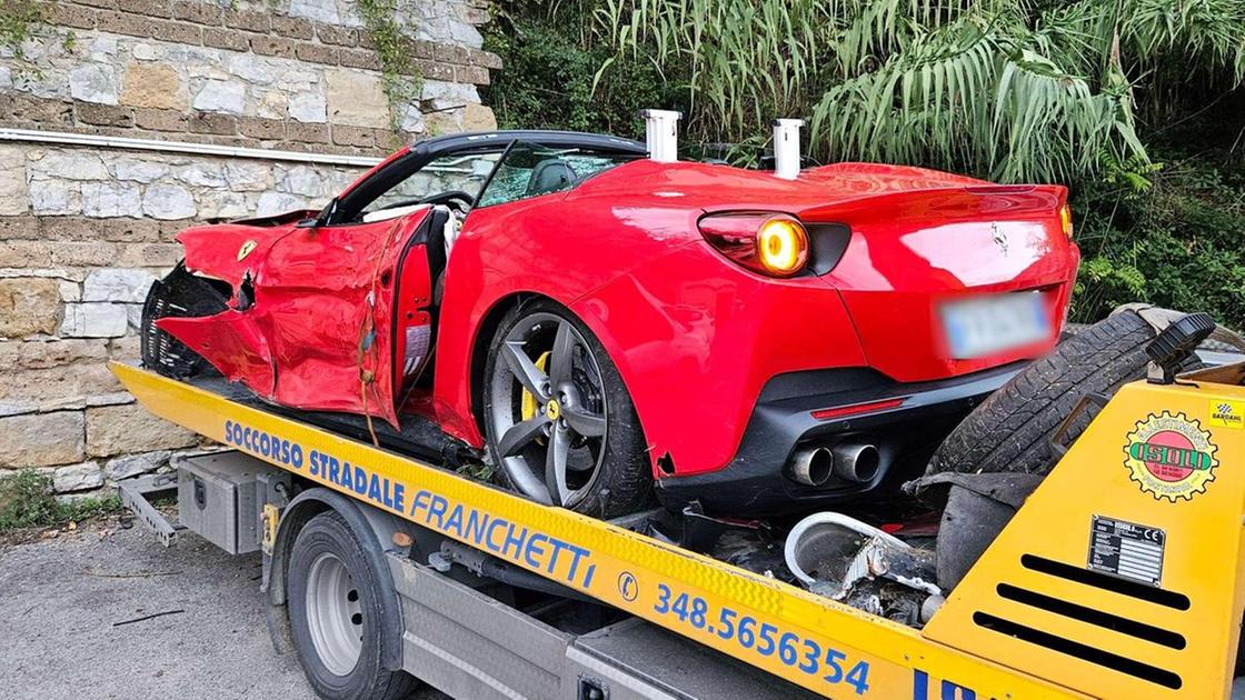 Esce di strada a bordo della Ferrari