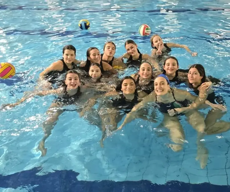 Pallanuoto, le ragazze dell'Azzurra a lezione da Chiara Tabani