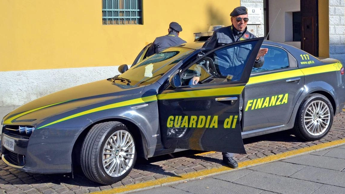 Una strana manovra prima del casello di Sarzana aveva insospettito i militari delle fiamme gialle. Nel vano motore era stato ritrovato un chilo di cocaina e un altro quantitativo in un garage . .