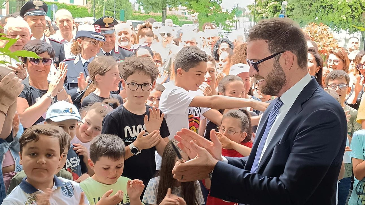 Il sindaco Luca Benesperi con i piccoli studenti della scuola in un momento dell’inaugurazione della struttura lo scorso maggio