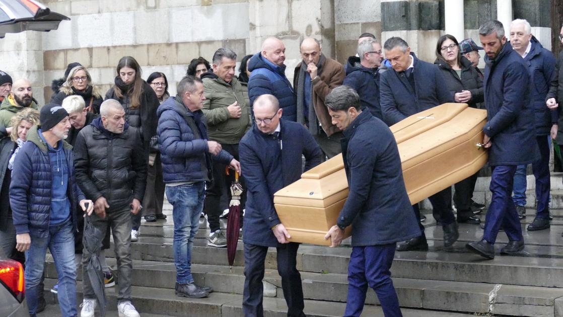 Prato, i funerali di Carmelo Corso e Vincenzo Martinelli. L’ultimo addio alle vittime di Calenzano