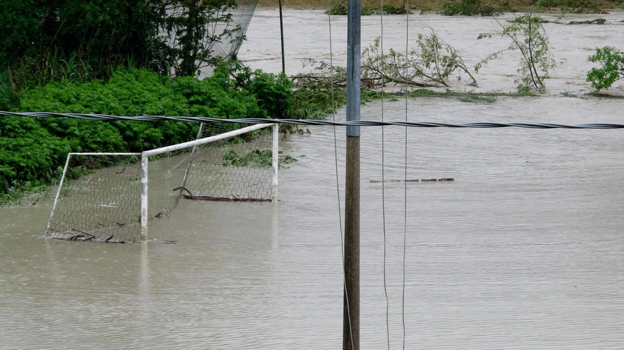 Il maltempo ferma il calcio dei dilettanti, nella foto di archivio un campo allagato