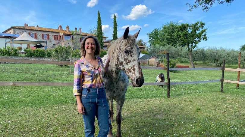 Margherita Turchi con uno degli animali della sua fattoria