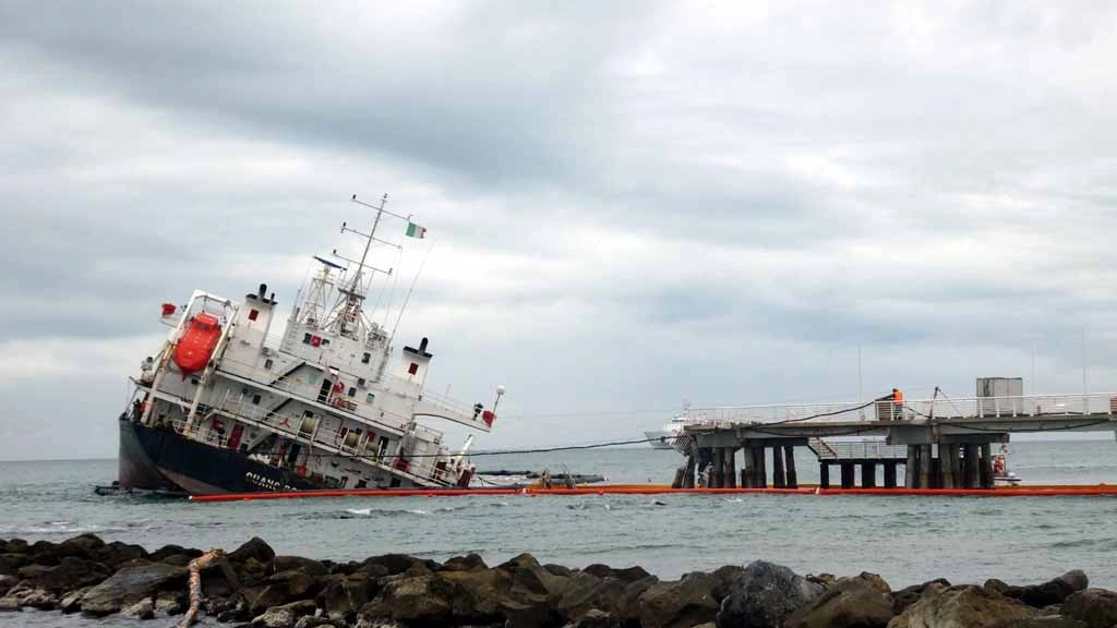 Nave incagliata, cominciato lo svuotamento dell’olio motore