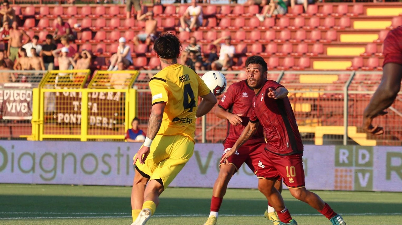 L'allenatore Alessandro Agostini parla della partita contro la Pianese, sottolineando la necessità di migliorare e elogiando l'ingresso di Mattia Sala. Si annuncia l'arrivo di Niccolò Pietra come nuovo centrocampista del Pontedera.