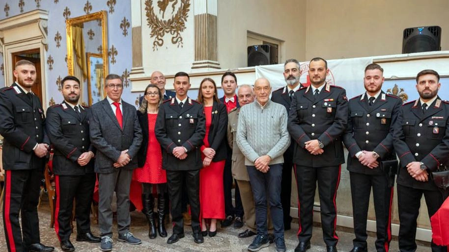 Un momento della cerimonia per la consegna della medaglia di benemerenza ai carabinieri di Bagni di Lucca da parte della Croce Rossa