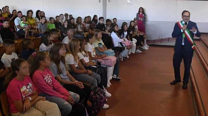 Il sindaco Persiani l’anno scorso alla scuola Don Milani per. il primo giorno di scuola