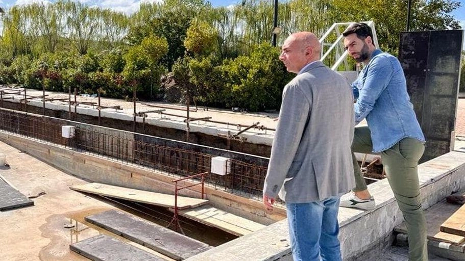 L’ex sindaco Gabriele Toti e l’ex assessore Federico Grossi durante un sopralluogo ai lavori di ristrutturazione della piscina comunale