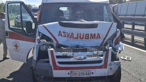 Erano in autostrada, tra Pisa Nord e Pisa Centro, di ritorno dall’ospedale con l’ambulanza della Croce Rossa. A...