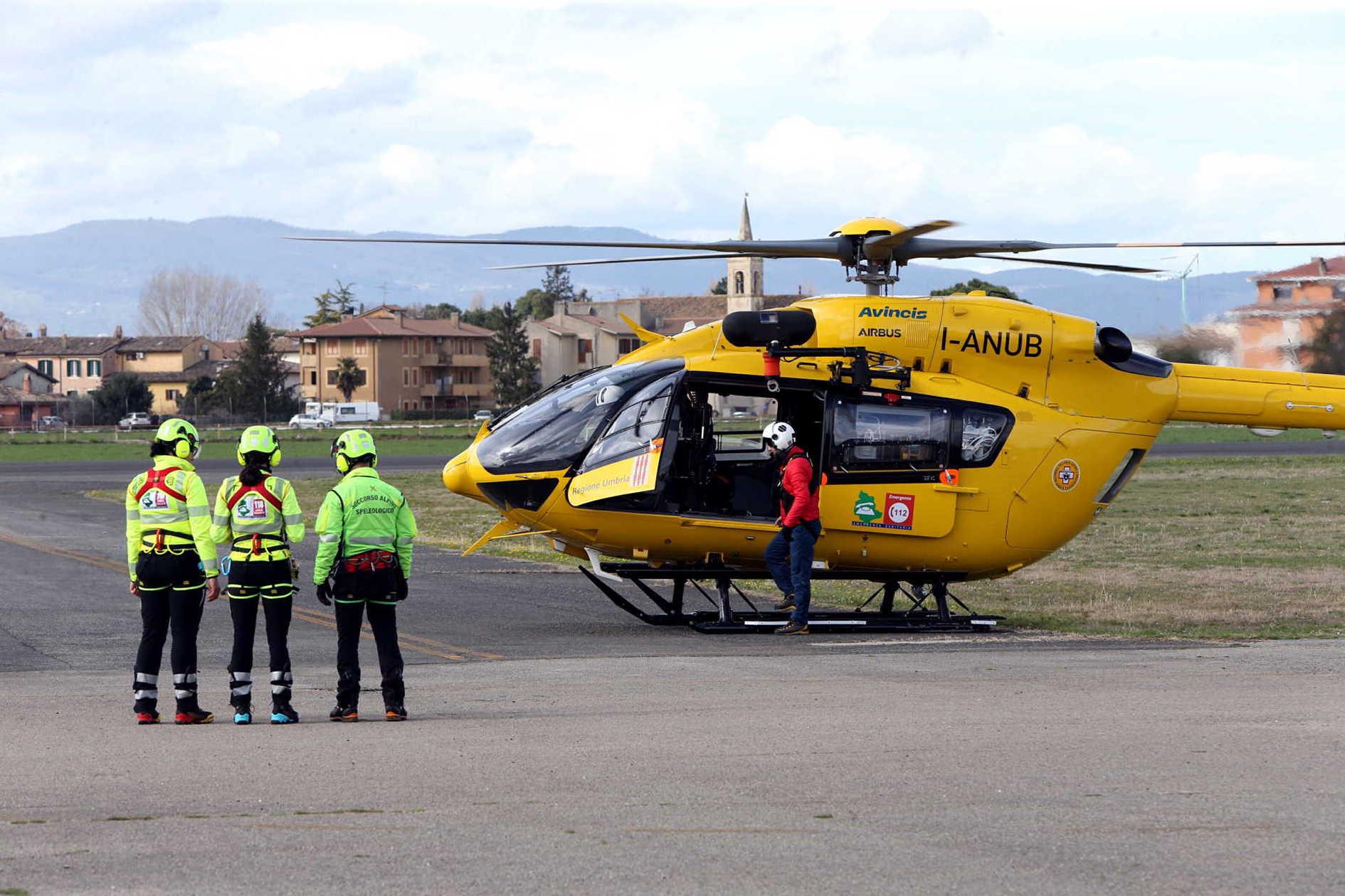 Parto ad alto rischio in casa, drammatico volo in ospedale. Salvati mamma e bambino