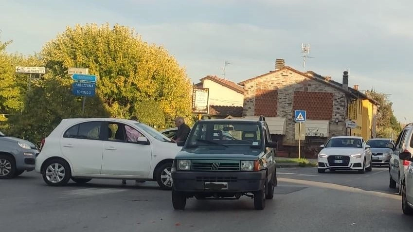 Nella foto d’archivio un scontro tra. due auto all’incrocio con via di Ponte strada