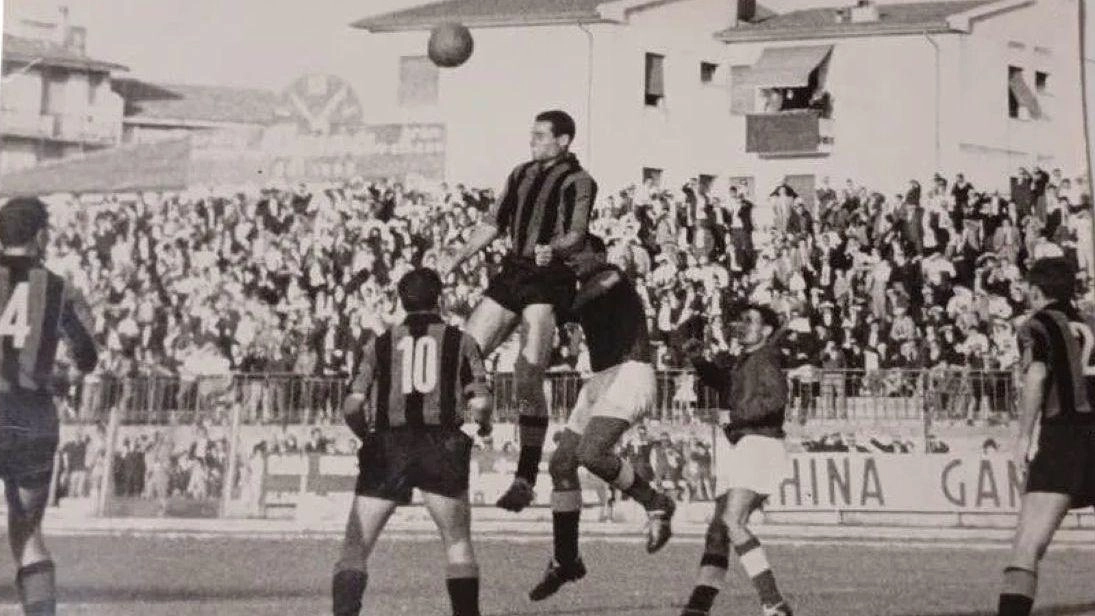 Benito Davanzati mentre segna un gol di testa con la maglia nerazzurra