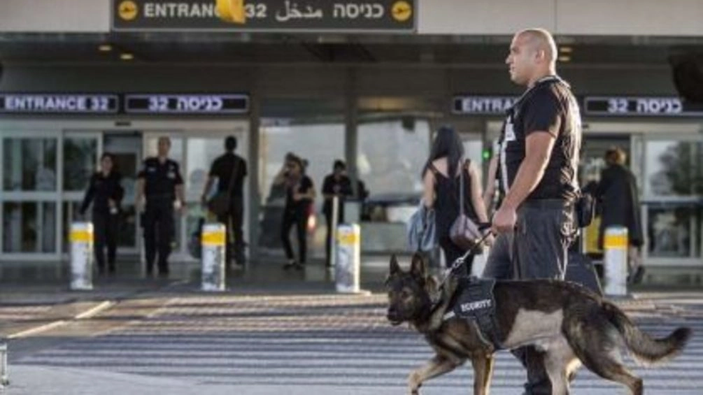 Controlli davanti all’aeroporto di Ben Gurion a Tel Aviv, in Israele