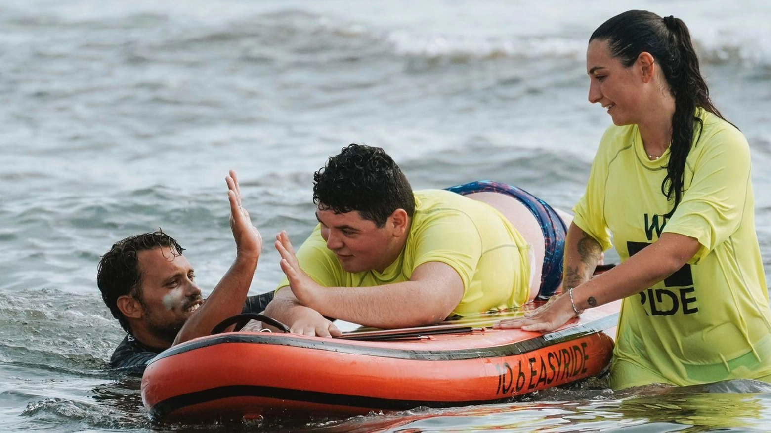 L’inclusione a misura di surf. Spiaggia e mare accessibili a tutti grazie a un progetto di solidarietà