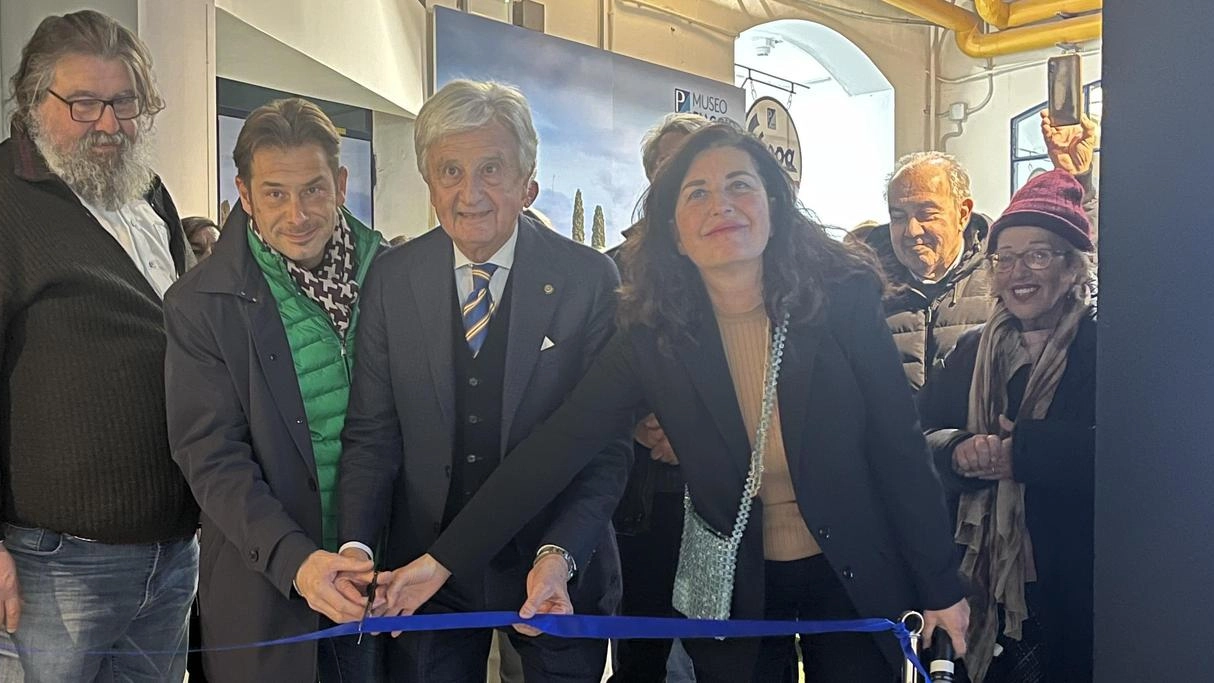 Sopra l’inaugurazione della mostra e sotto uno dei pannelli espositivi