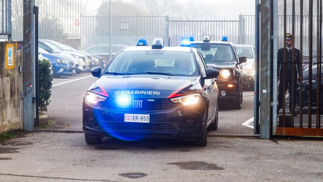 Foto intime con l’amante, poi minaccia di spedirle alla moglie e gli estorce 60mila euro