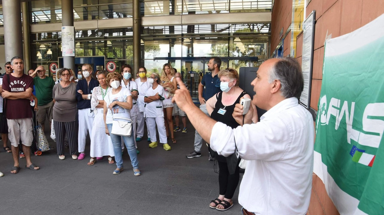 Il segretario del Fials Daniele Soddu a un presidio di fronte all’ospedale Versilia