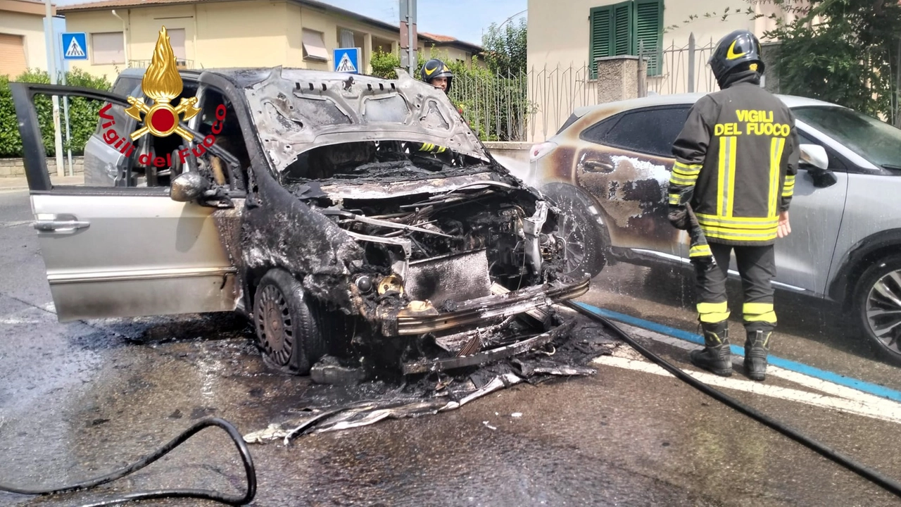 L'auto distrutta dal fuoco a San Casciano Val di Pesa