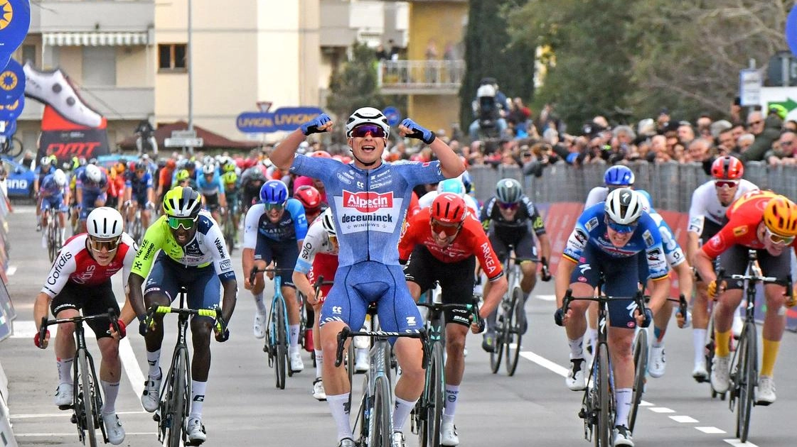 L’arrivo dello scorso anno della Tirreno-Adriatico a Follonica, martedì il Golfo di nuovo palcoscenico della corsa (Foto Agostini)