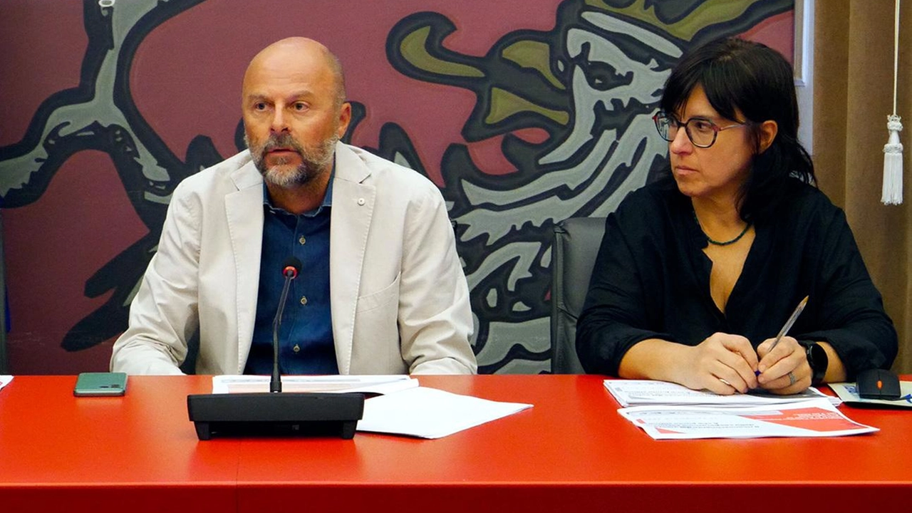 Andrea Bernardoni, coordinatore dell’osservatorio regionale su appalti e accreditamenti, lancia l’allarme: «Gli enti pubblici si devono adeguare ai parametri»