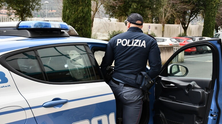 Nell'abitazione della coppia la polizia ha compiuto accertamenti e acquisito alcuni materiali