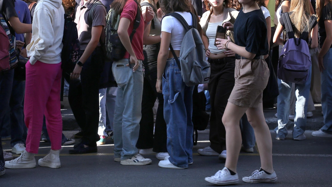 Studenti pronti al rietro in classe dopo la lunga pausa estiva, ma alcune scuole lamentano la carenza degli spazi (. foto d’archivio