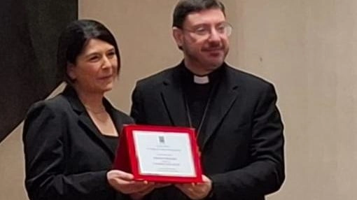 Tamara Falaschi premiata dal vescovo di Città di Castello, Luciano Paolucci Bedini