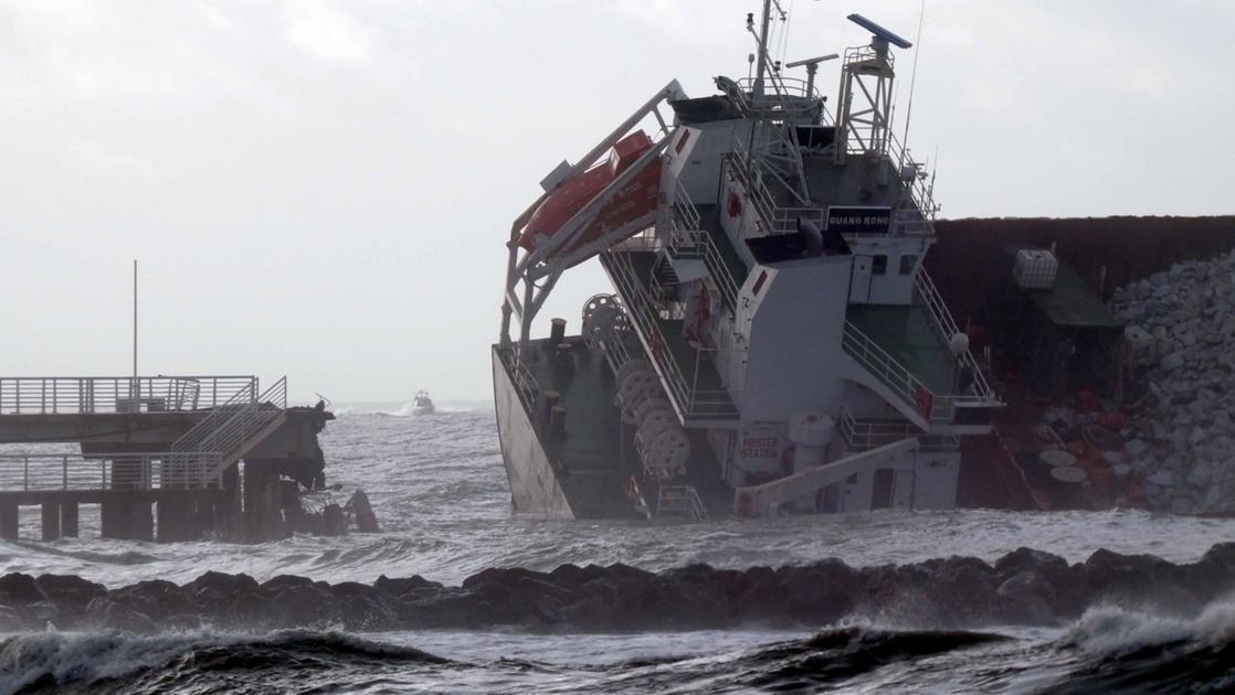 Nave incagliata, corsa contro il tempo per scongiurare il peggio: “Potenziale bomba ecologica”