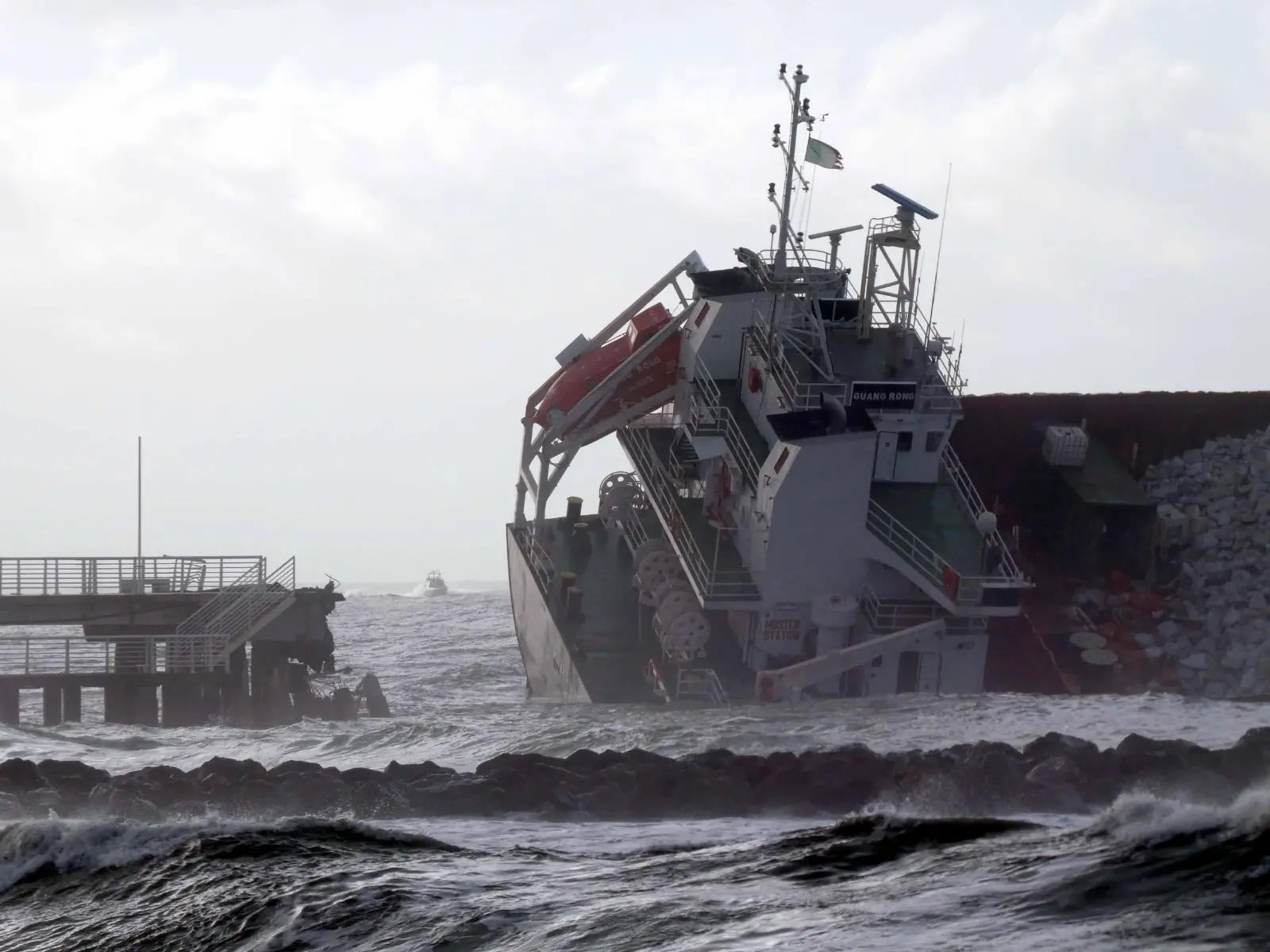 Nave incagliata, corsa contro il tempo per scongiurare il peggio: “Potenziale bomba ecologica”