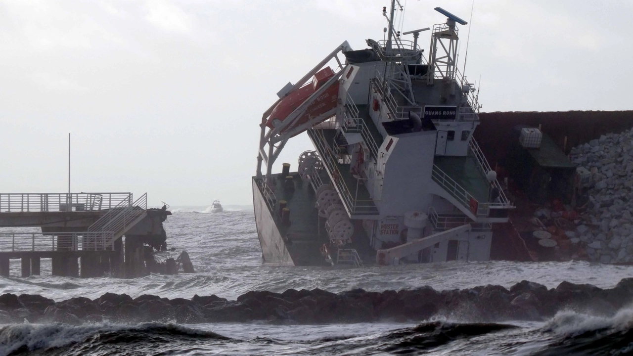 La nave incagliata vicino al pontile di Marina di Massa