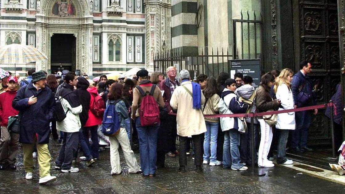 Firenze, degrado in pieno centro. Turista defeca sulla scalinata del Duomo